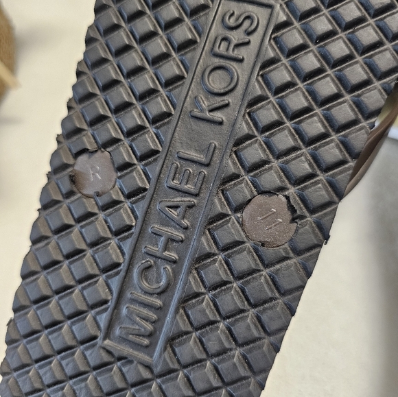 ❌️SOLD❌️✨️NWT Michael Kors flip-flops - Picture 7 of 8